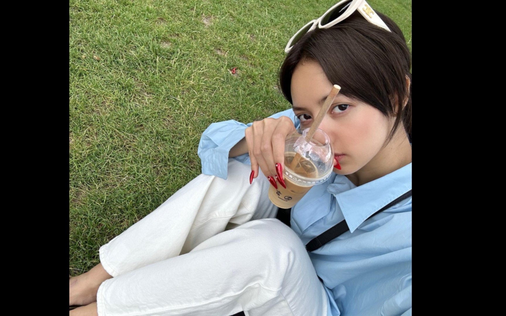 lisa最新ins动态 巴黎烟花和莎莎都好漂亮