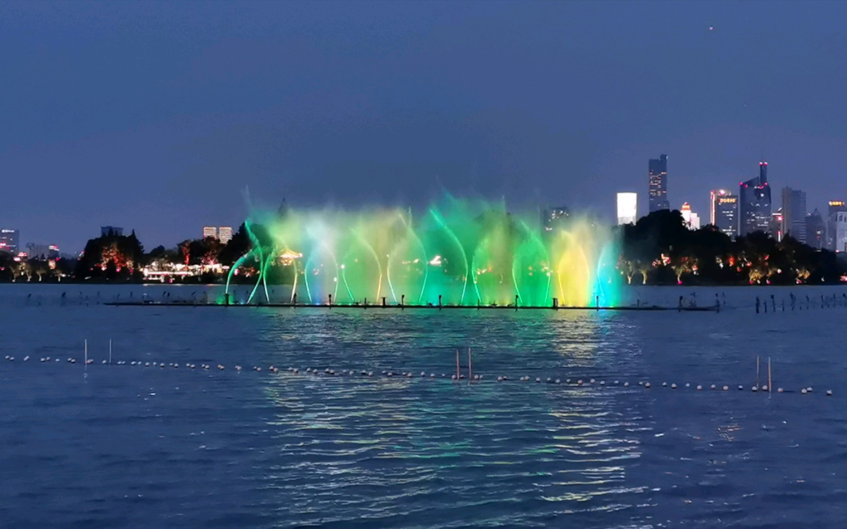 南京玄武湖音乐喷泉