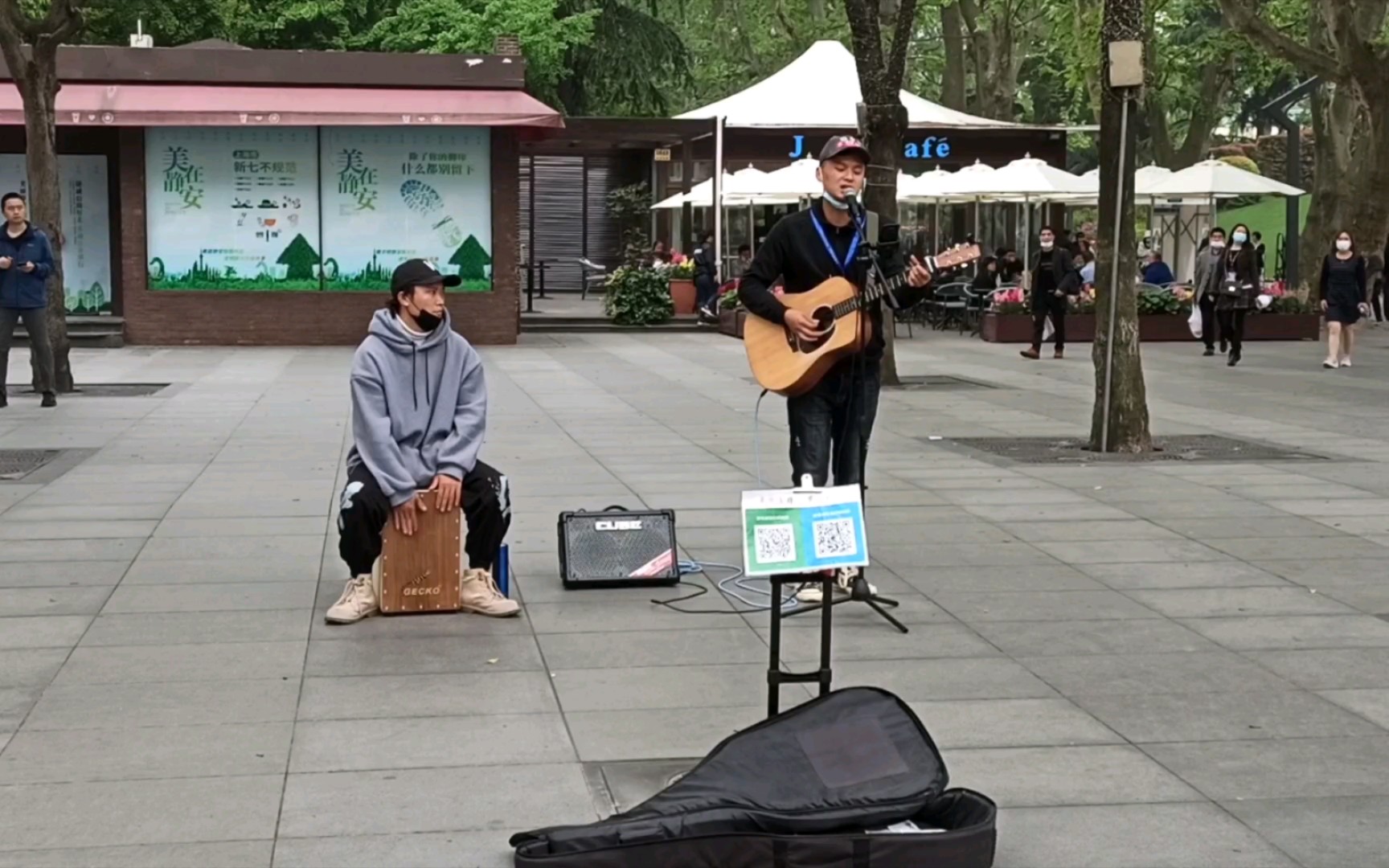 四月末,静安公园门口上海街头艺人大路表演经典老歌《碎梦》