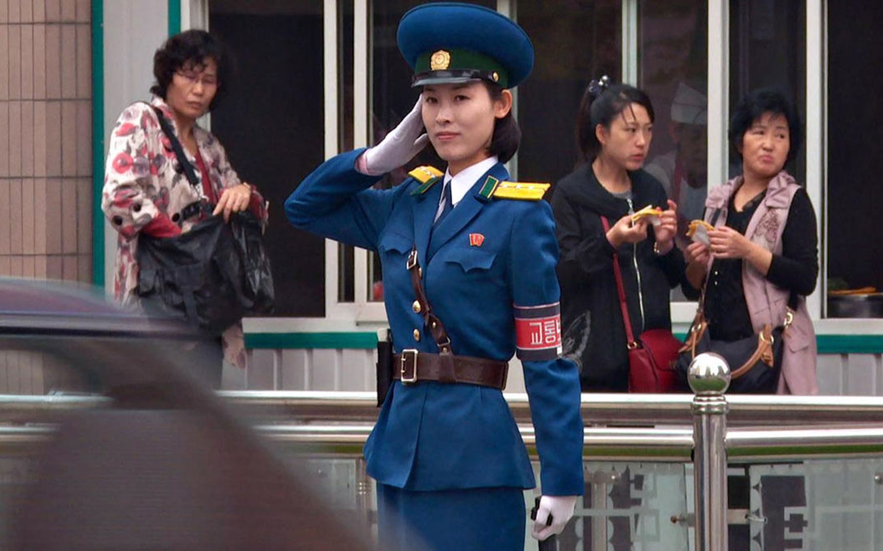 五個國家女警執勤對比,印度女警邊指揮邊舞蹈,朝鮮女警氣質驚豔_嗶哩