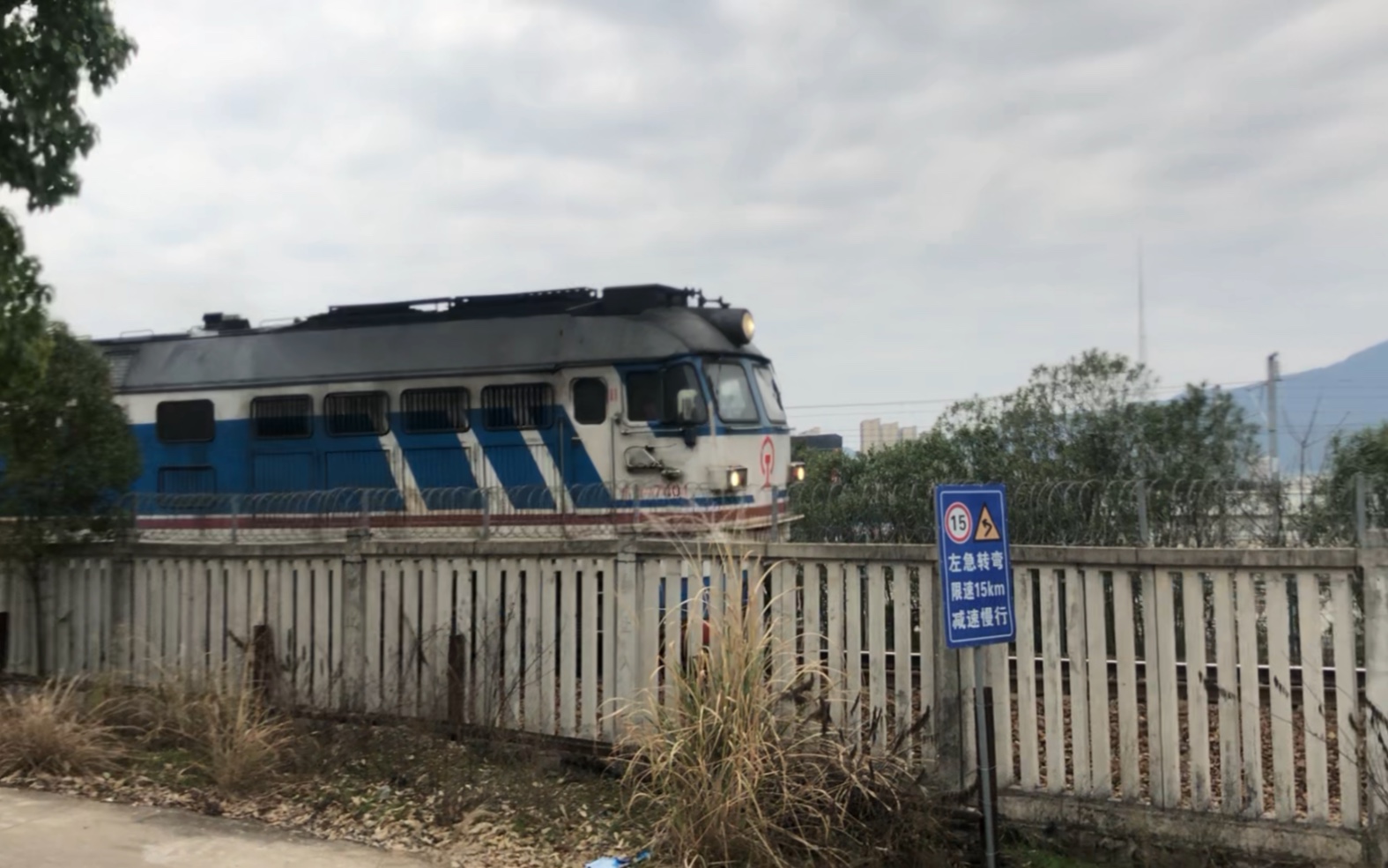 南方少见的非电气化铁路正线过车-df4b7401牵引k552次通过