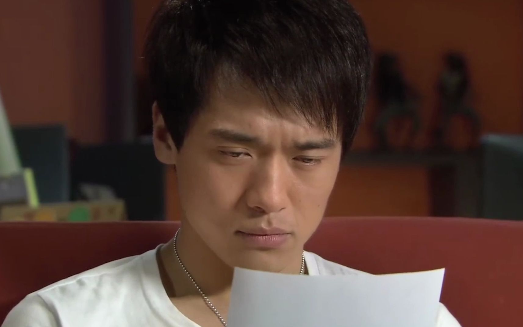 新玉观音:杨瑞看着安心的照片,看见里面的背景蛋糕店,开车到处寻找