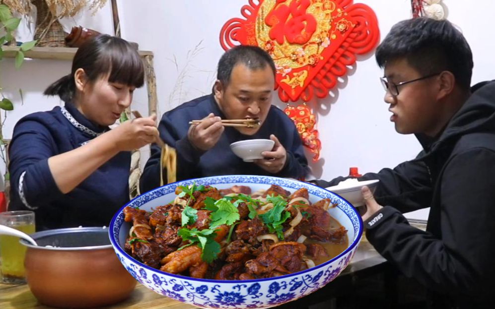 春耕种好菜,春姐给家人做鸡肉炖粉条,3个人1只大公鸡,1炖吃光哔哩哔哩bilibili