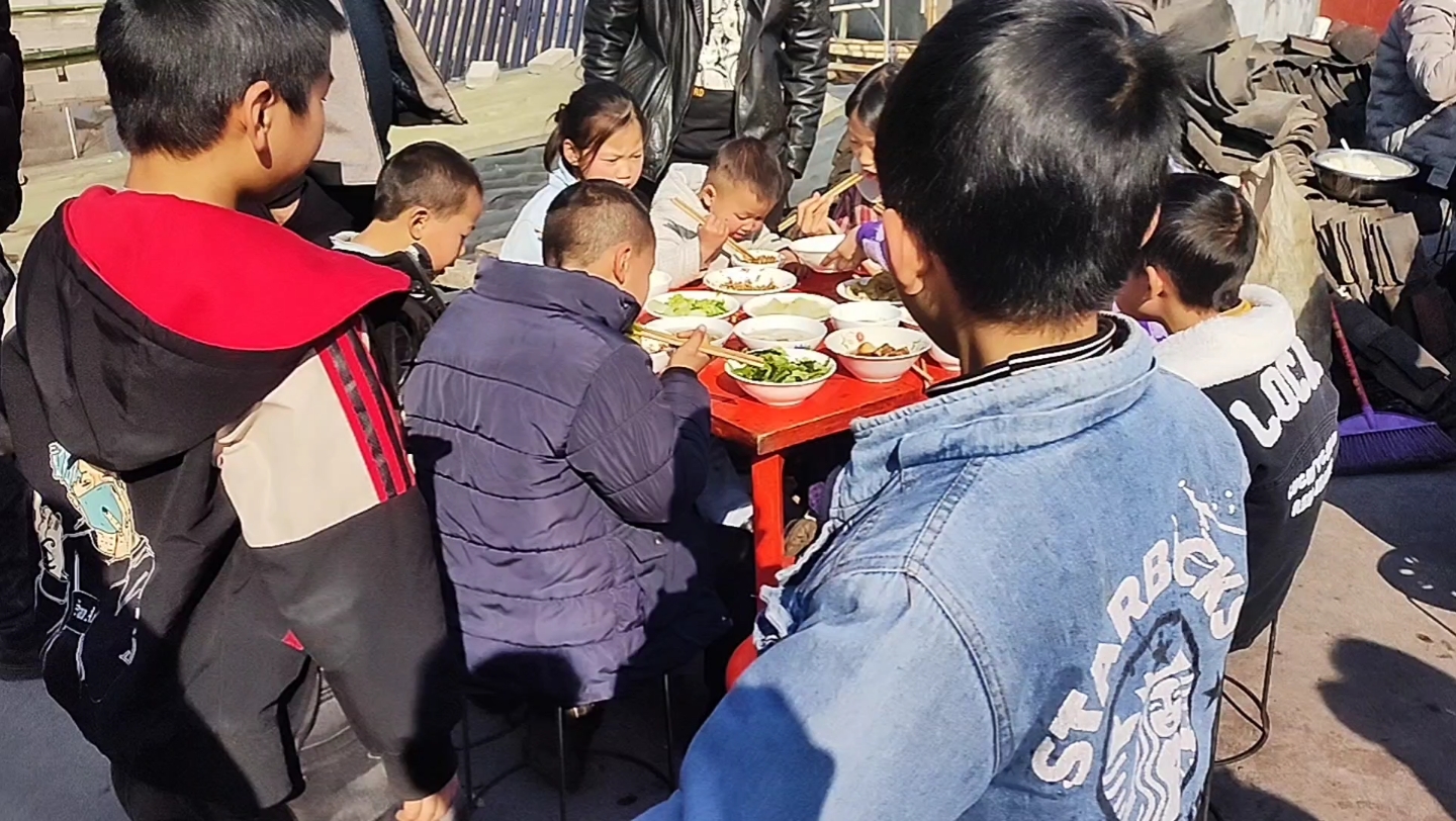 吃席了,想坐小孩那桌!