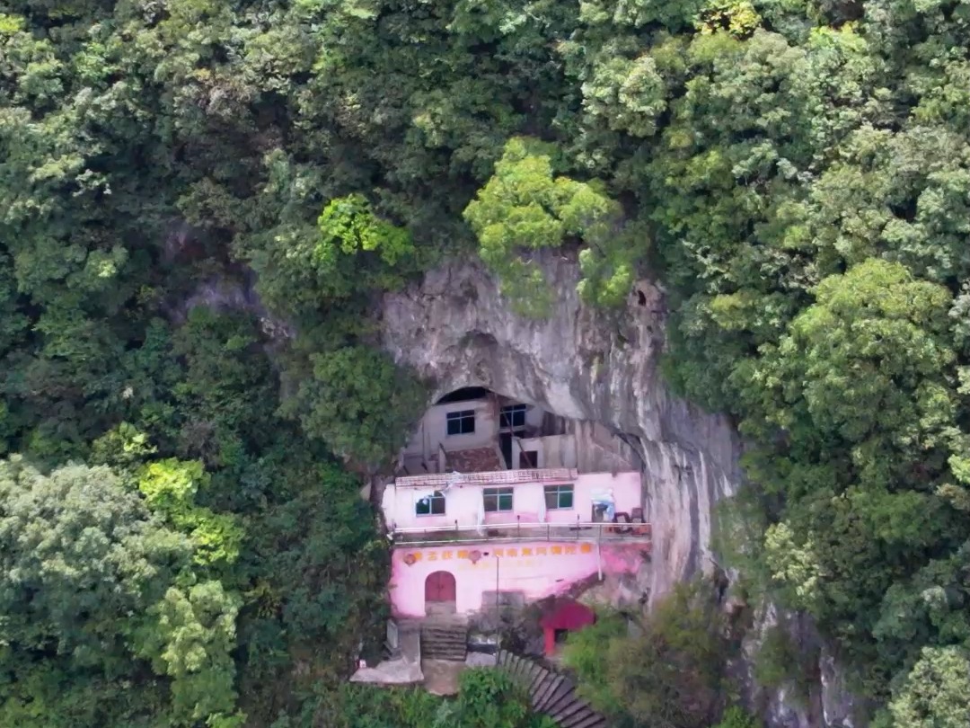 贵州大山里发现孟获后代为其修建的山洞 现在已变成了一座寺庙