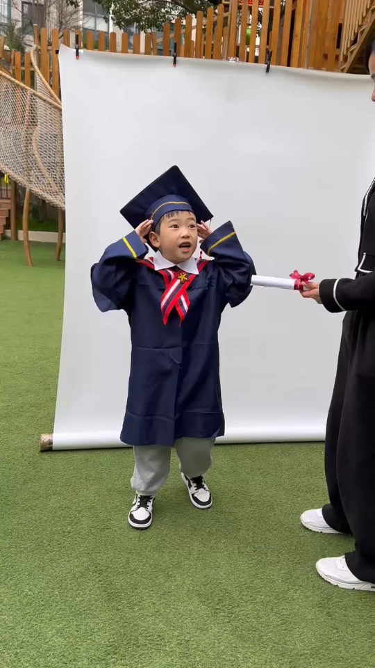 我的大外甥拍幼儿园毕业照