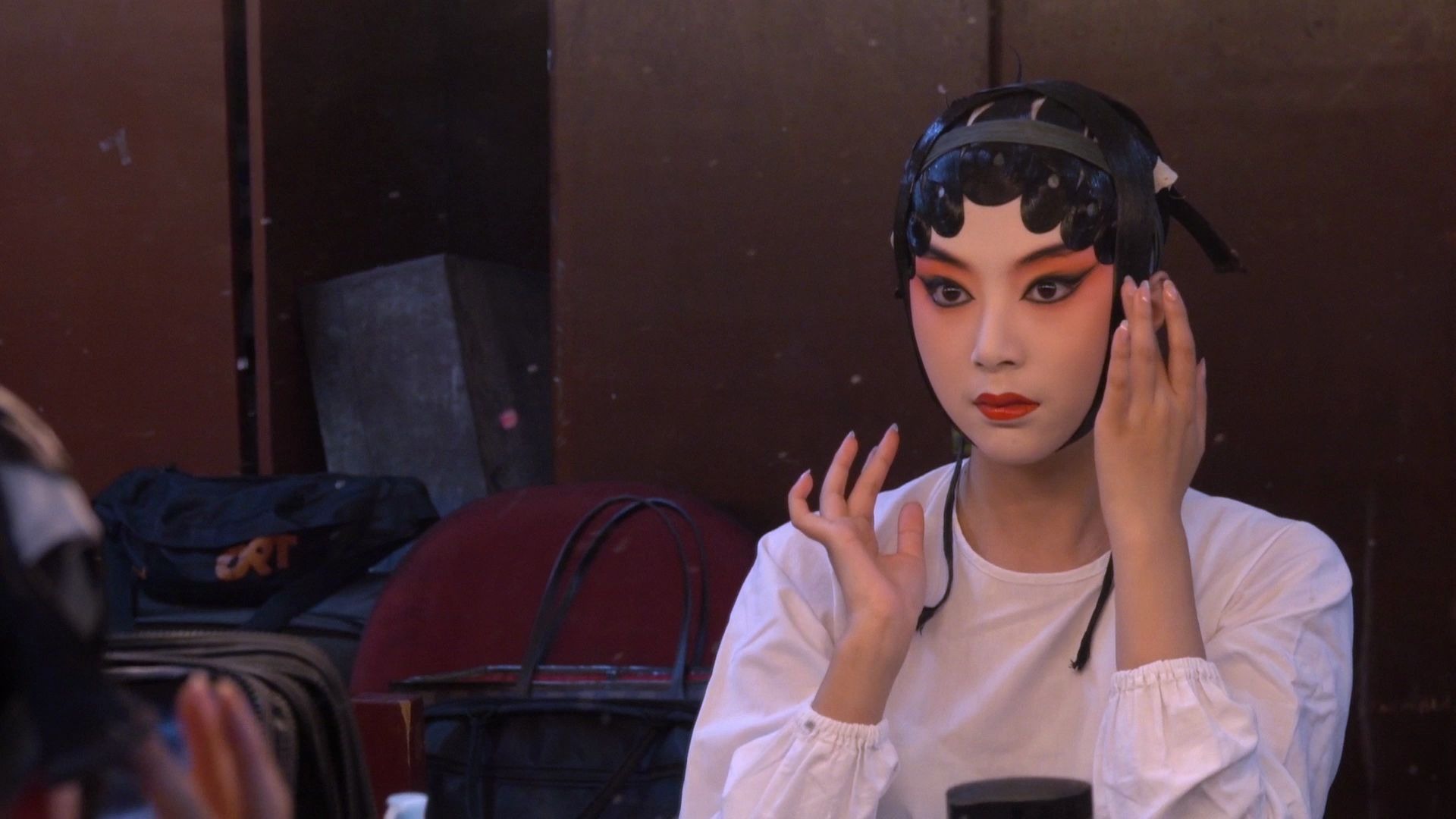 昆剧演出后台,梅花奖得主单雯戏曲化妆穿戴过程遭曝光_哔哩哔哩_bili