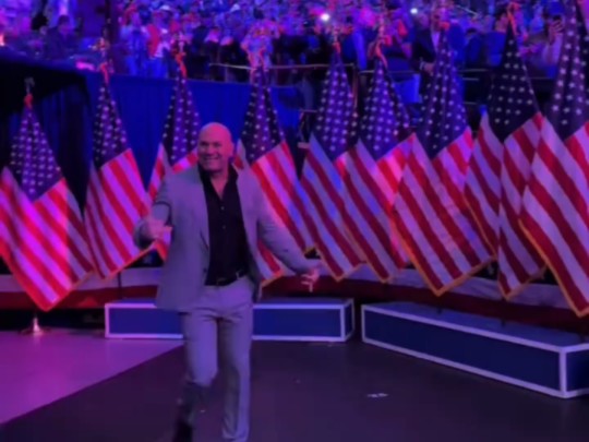 白大拿助力川普 为川普站台拉票