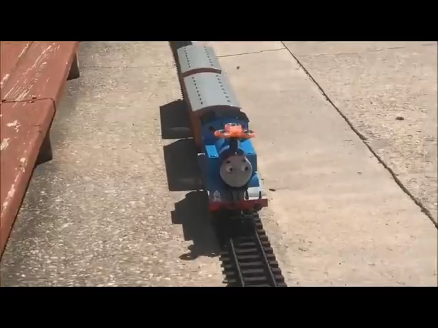 托马斯小火车脱轨图片