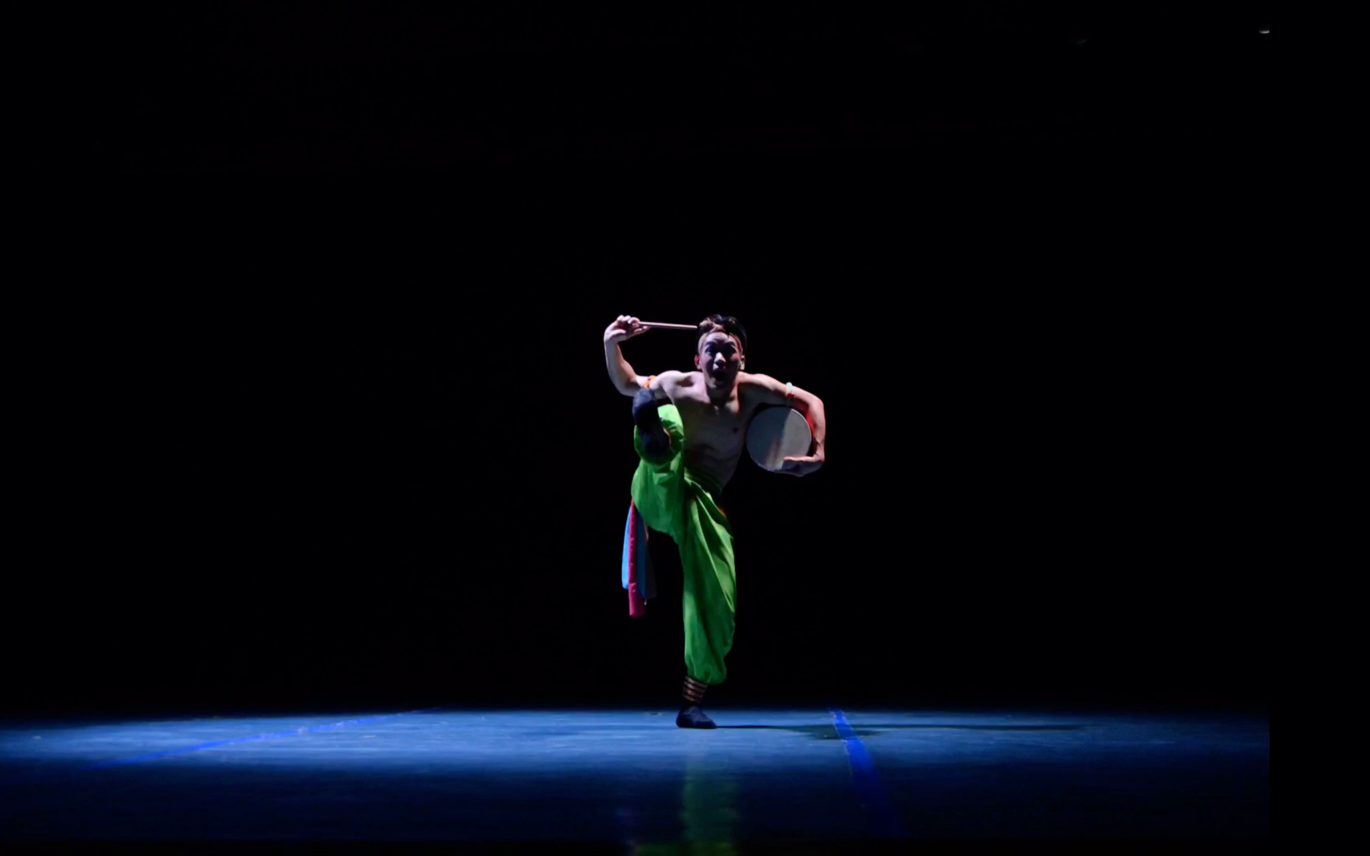 "人出生的起跑线可能不一样,但它不能决定人的发展,你看到我开怀大笑