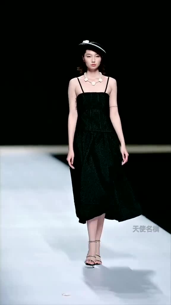 时尚女装秀#时装周 #高级感穿搭 #t台走秀 #时尚 #高贵优雅 #秀场直击