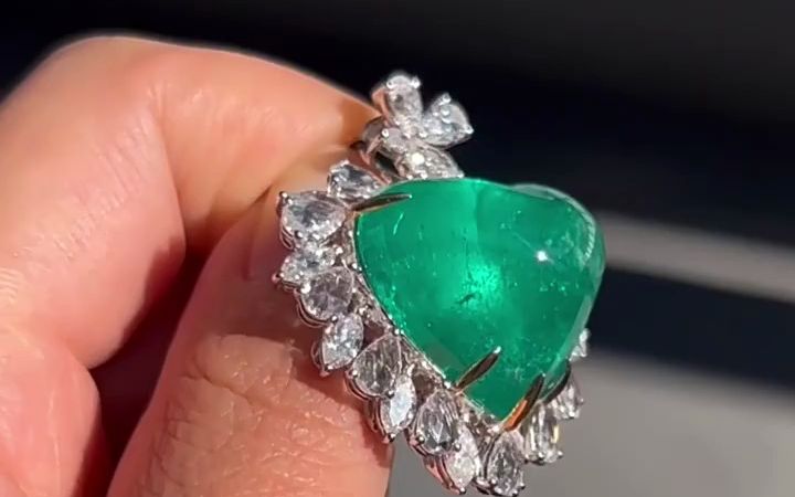 天然心形祖母绿吊坠主石36点52克拉18k金镶嵌钻石