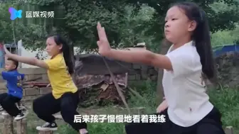 Скачать видео: 爸爸带3儿女练武术为入伍做准备：孩子们的梦想是成为军人