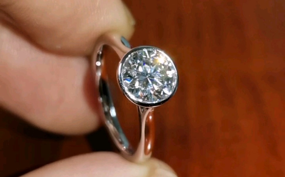 优雅又高级的包镶钻戒