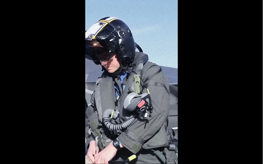 美军女战斗机飞行员,飞行任务执行前穿好抗荷服.