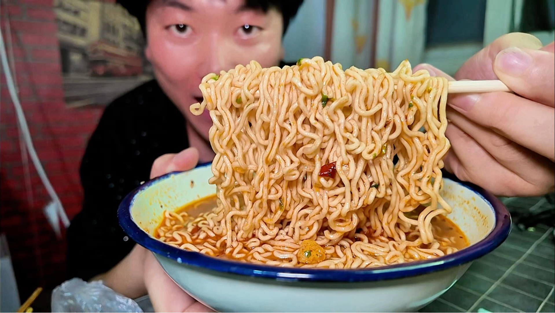 小伙干保洁挣100块，饿了晚上回来出租屋泡面烤串，美滋滋一顿海报