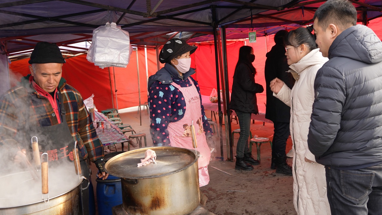 兰州金崖农村赶大集,每逢周一周四集市开,寒冷的天气,热闹的市场,稀奇
