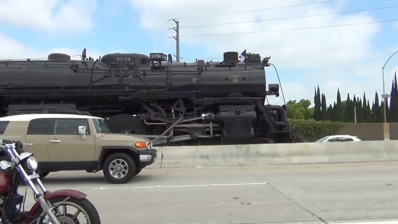 [图]报告蜀黍：我发现张三驾驶一辆火车正在高速公路上飙车