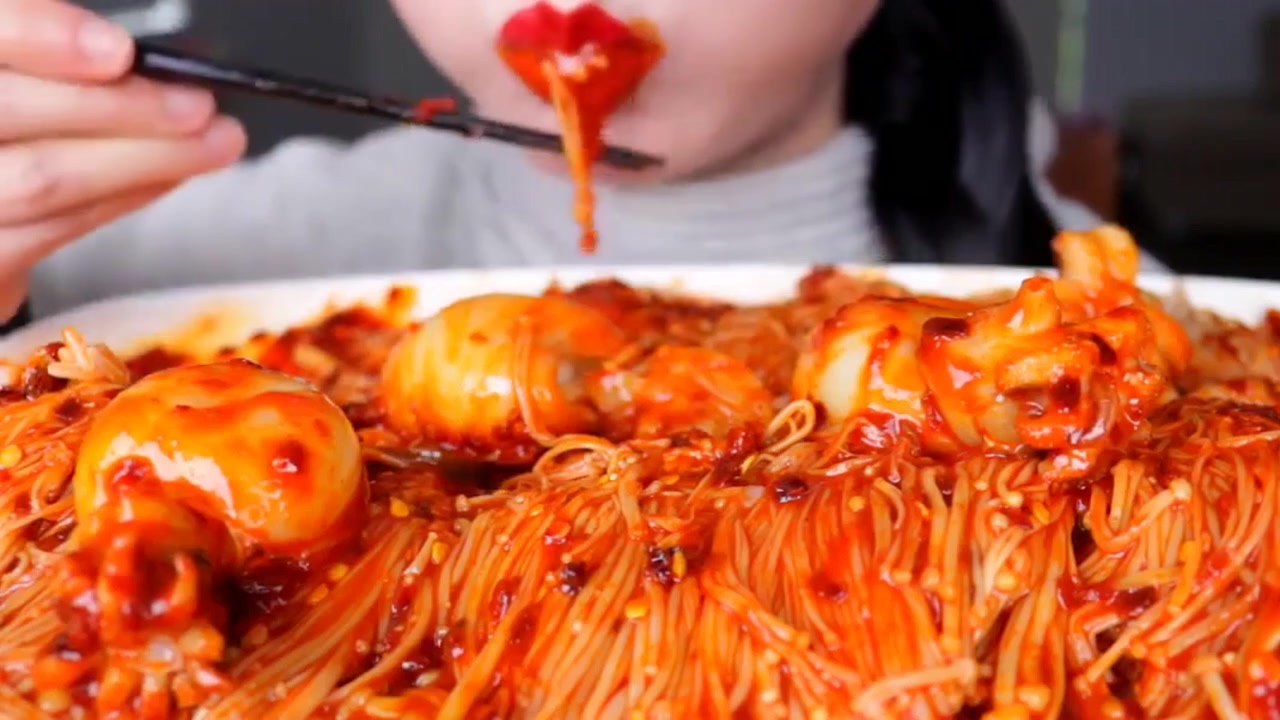 吃播:韩国大胃王吃辣炒金针菇,金针菇满满都是辣酱,很过瘾