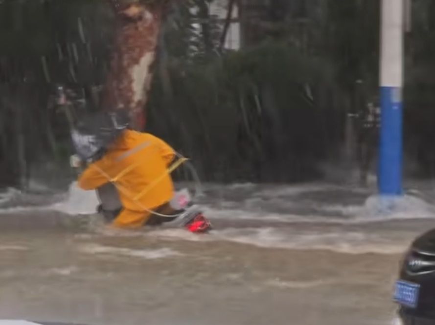 秦皇岛暴雨引发严重内涝:街面水流湍急成浪,多辆轿车被冲走哔哩哔哩bilibili