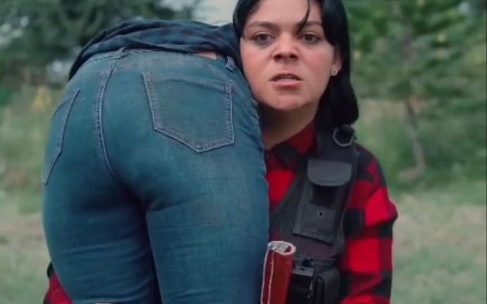 影视剪辑:毒妇抡晕美女扛走