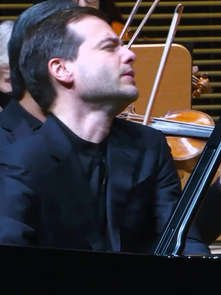 钢琴家francesco piemontesi与ny phil一起演奏莫扎特的第25钢琴协奏