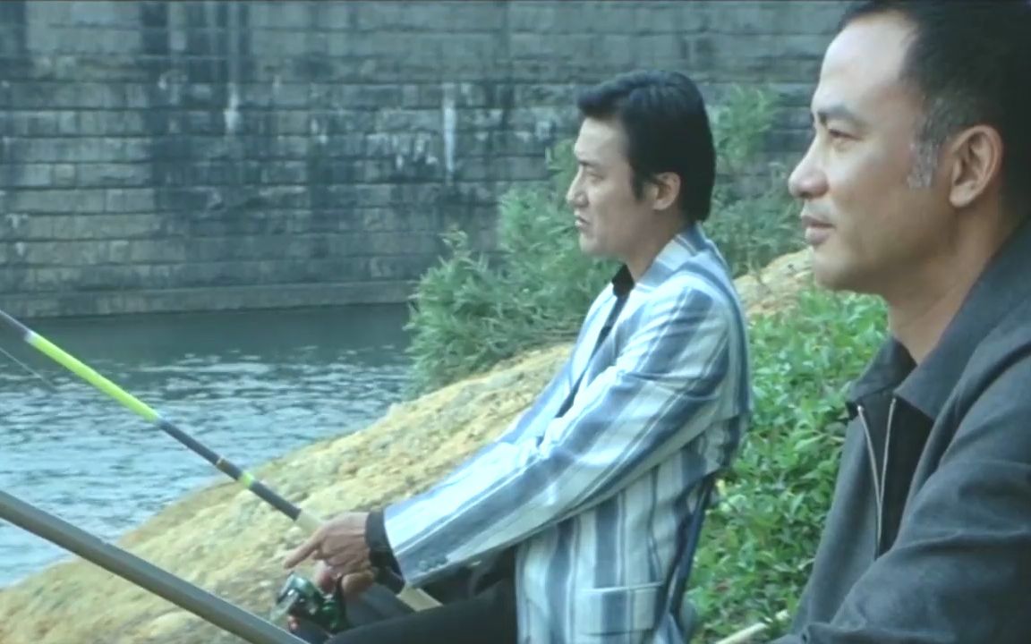 搞笑沙雕配音:跟任达华一起钓鱼,竟然敢不戴头盔,你是不想活了