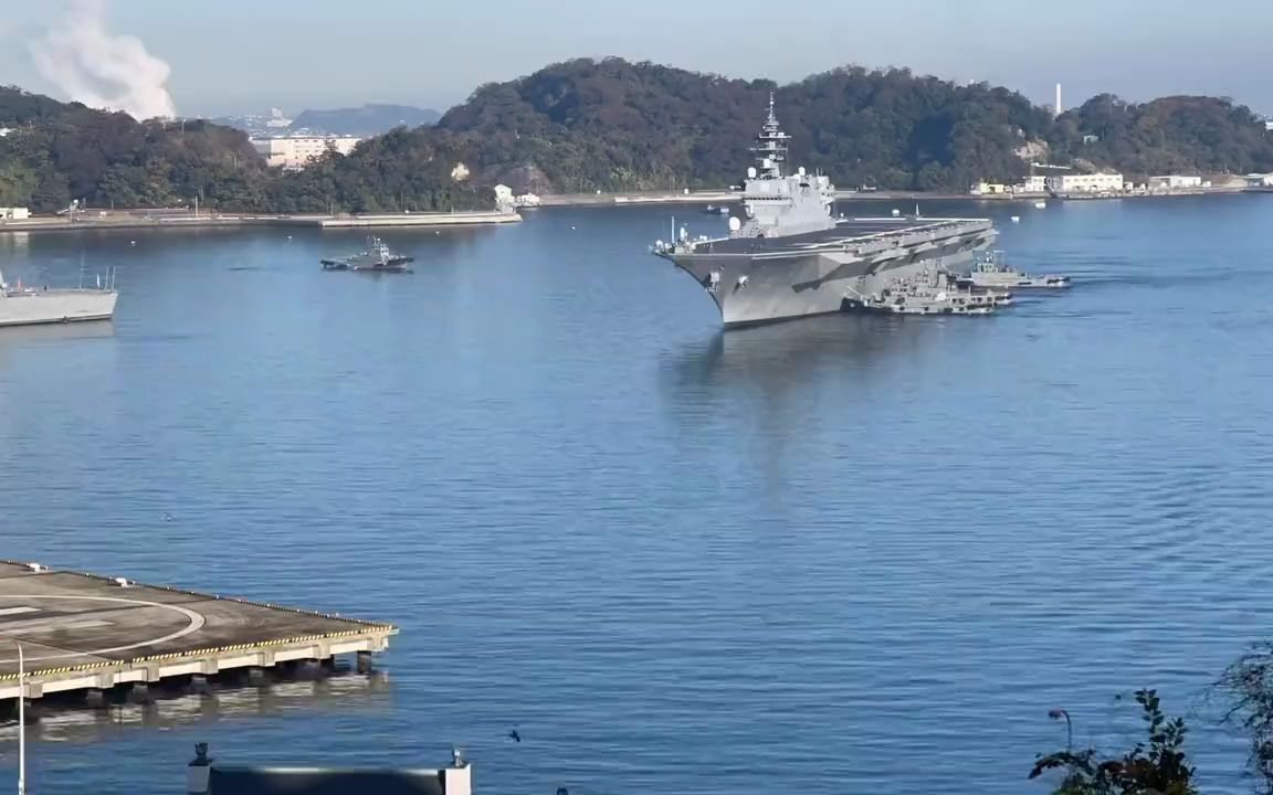 日本海上自卫队出云号直升机驱逐舰(ddh-183)进入横须贺港