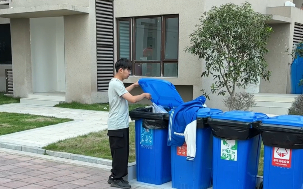 现在还有在垃圾桶里捡衣服穿的人吗?