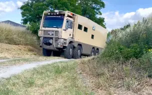 Tải video: 可以负载41吨的重型越野房车，整车采用防弹设计，末日求生车辆