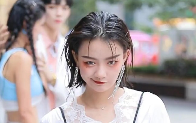 程亦女友变身歪嘴龙王