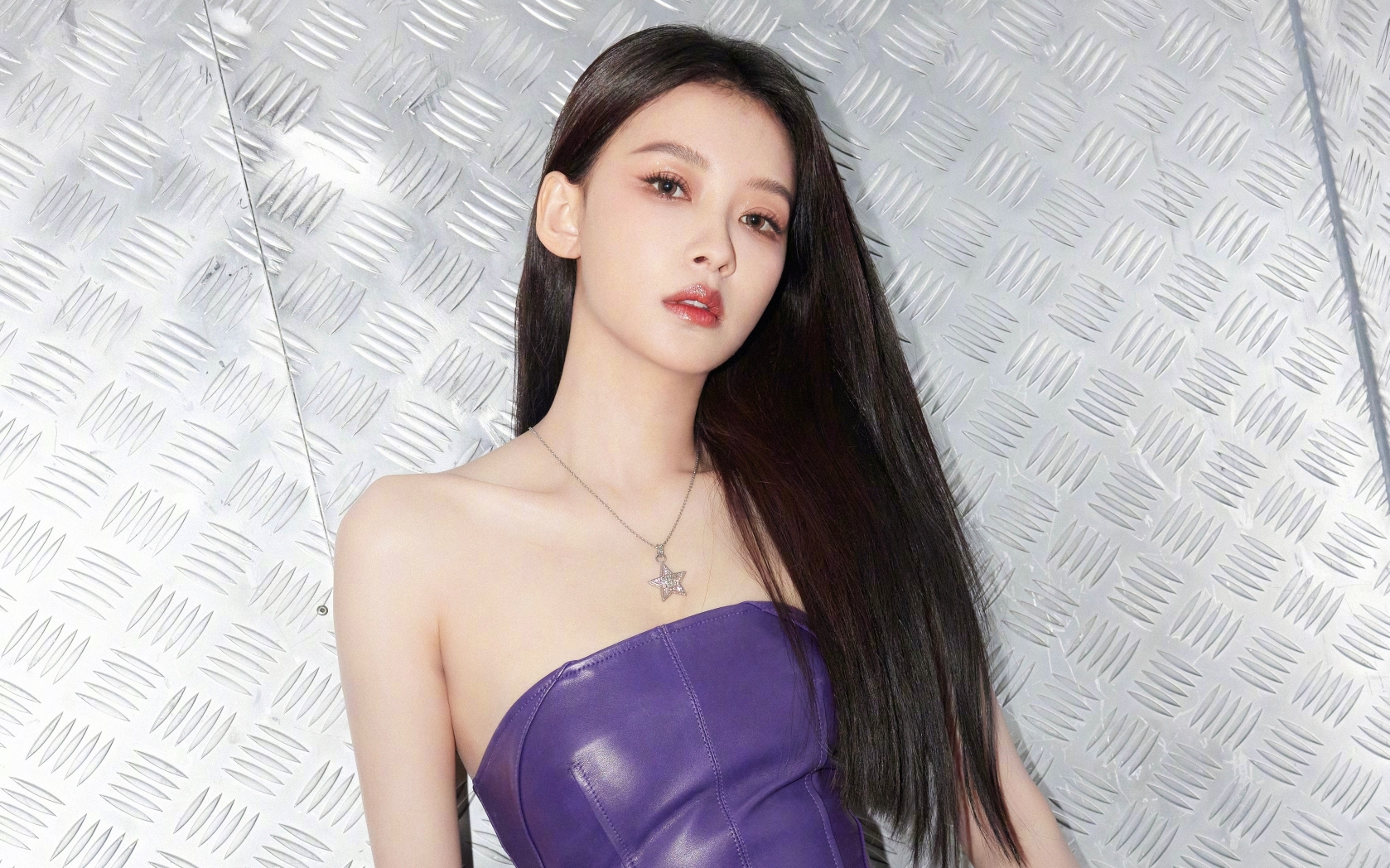 这身漂亮穿搭让我想起了古早时常科幻爱情剧绝对计划里罗琳的一身蓝色