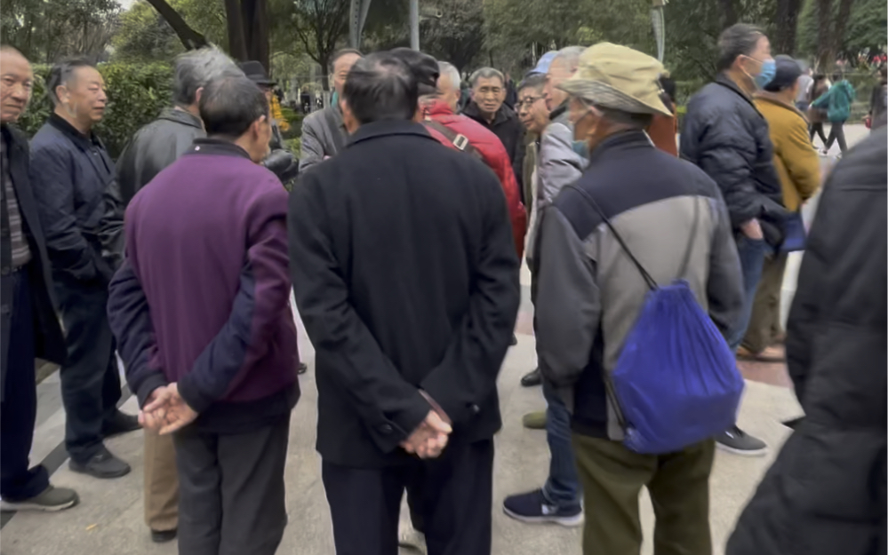 重庆观音桥,三五成群扎堆的老大爷,摆的是啥子龙门阵哦!