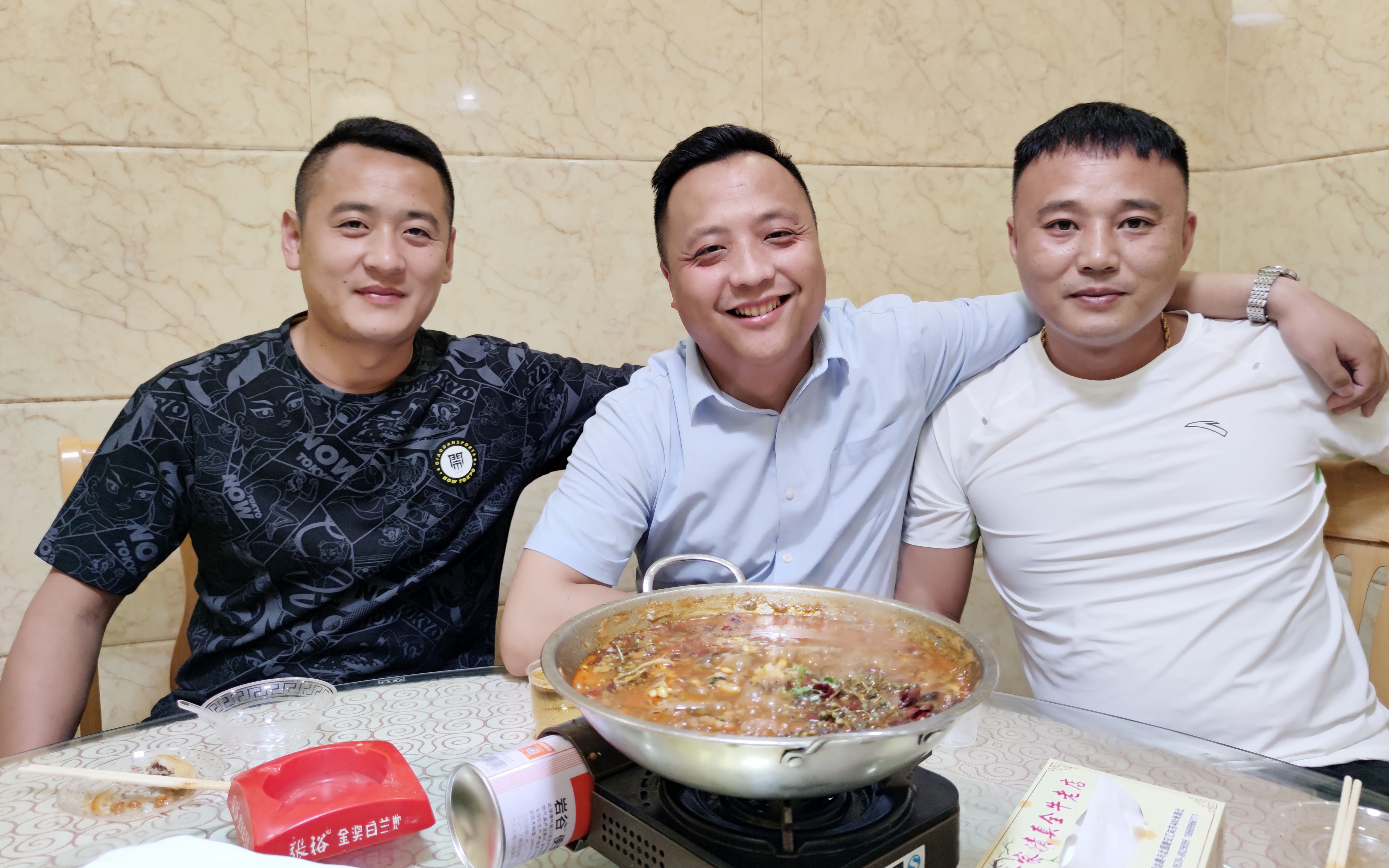 朋友请客去饭店吃饭炖一份牛杂锅一盘牛舌蘸盐喝一杯尽兴了
