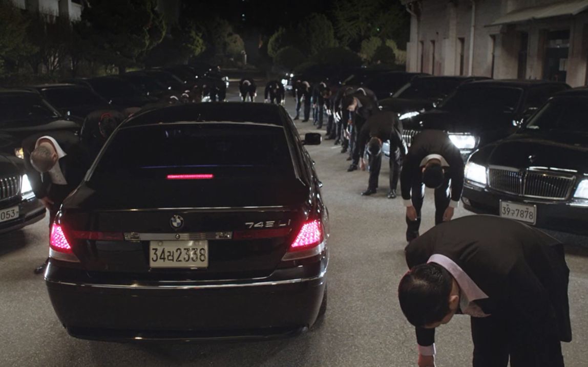 黑帮大佬入狱17年刑满出狱,所有小弟排队来接,谁料小弟们早已变心