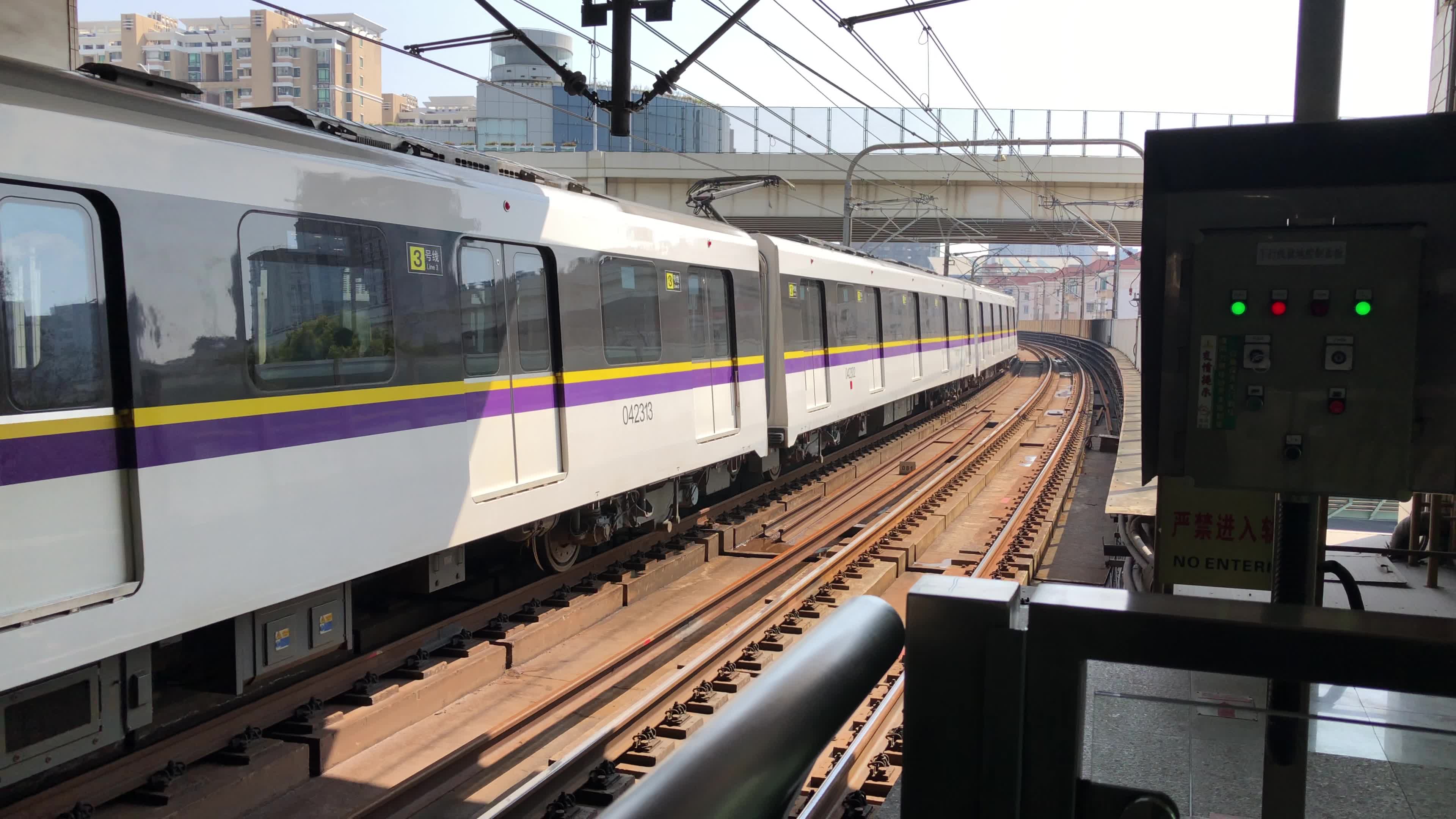 0339号车03a02型电动客车延安西路站往江杨北路站方向进站