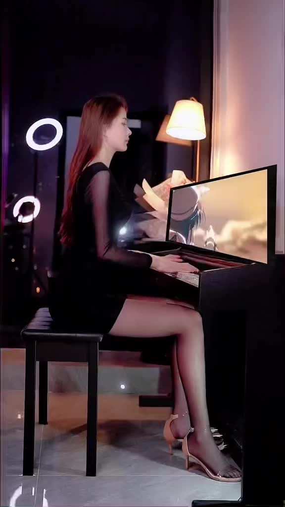 弹钢琴的小姐姐极品身材大长腿翘臀美臀