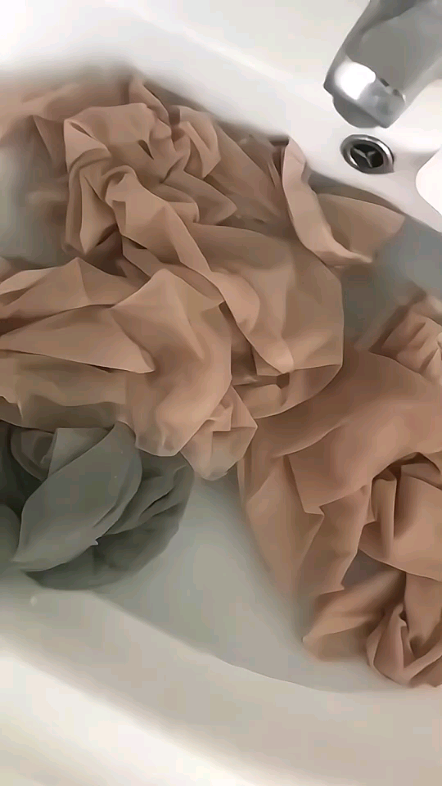 现在太懒了每次都是很多条丝袜一起洗