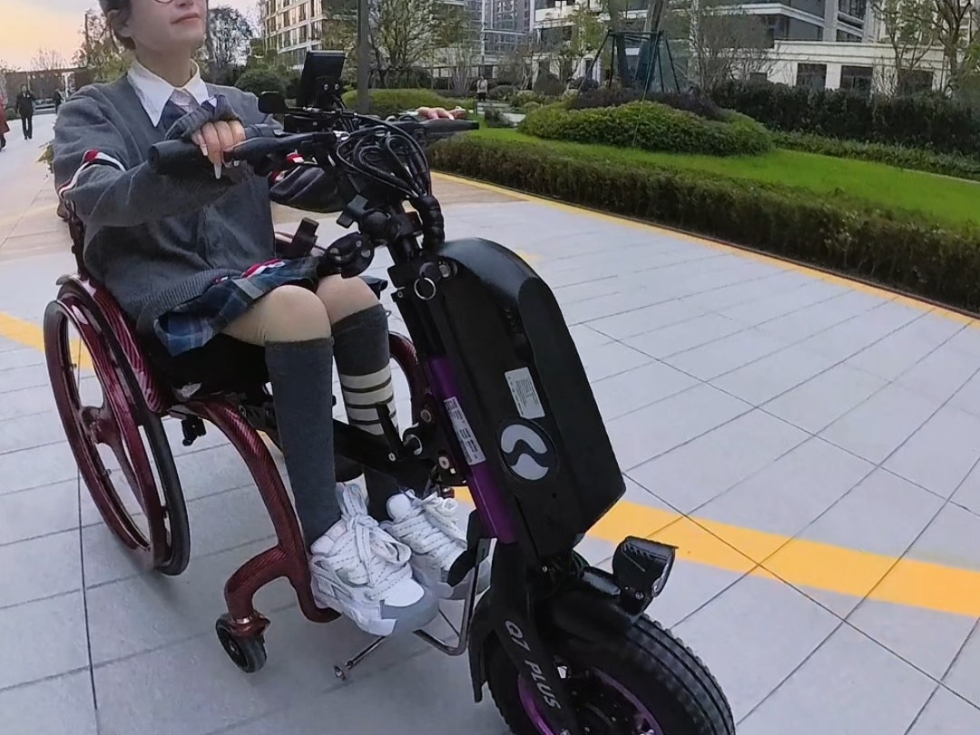 威之群红色a9运动轮椅搭配紫色q7plus车头