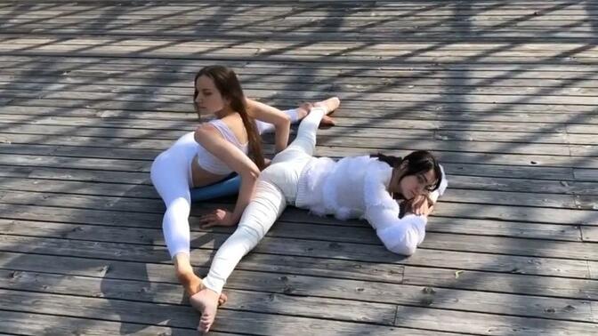 强大的柔胯,极限前折,记录两小姐姐户外辅助练习