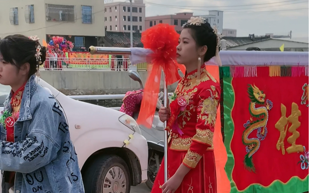 穿的这么喜庆,但不是结婚,这是潮汕民俗扛标旗