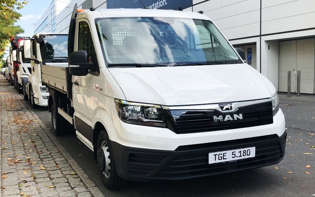 德国man轻卡卸货太省事了,货厢三面都能翻转