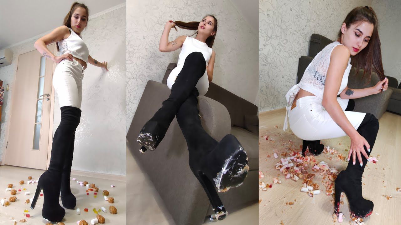 美女模特身穿白色气质露肩衫脚蹬恨天高跟过膝靴,一边