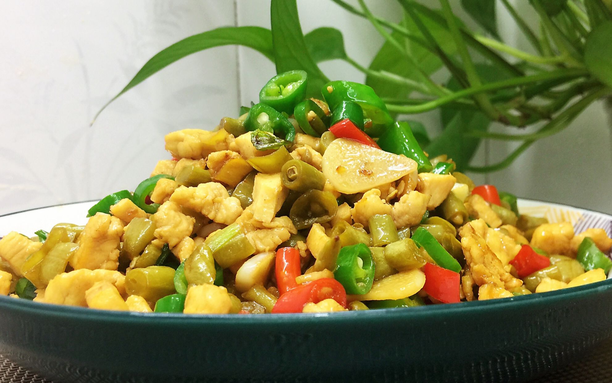 酸豆角烧鸡肉的做法味道酸辣开胃非常下饭