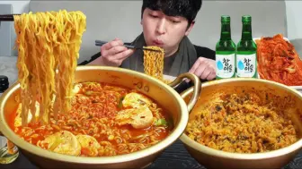 Скачать видео: 韩国泡面煮着吃才好吃，小伙吃爽了，超有食欲