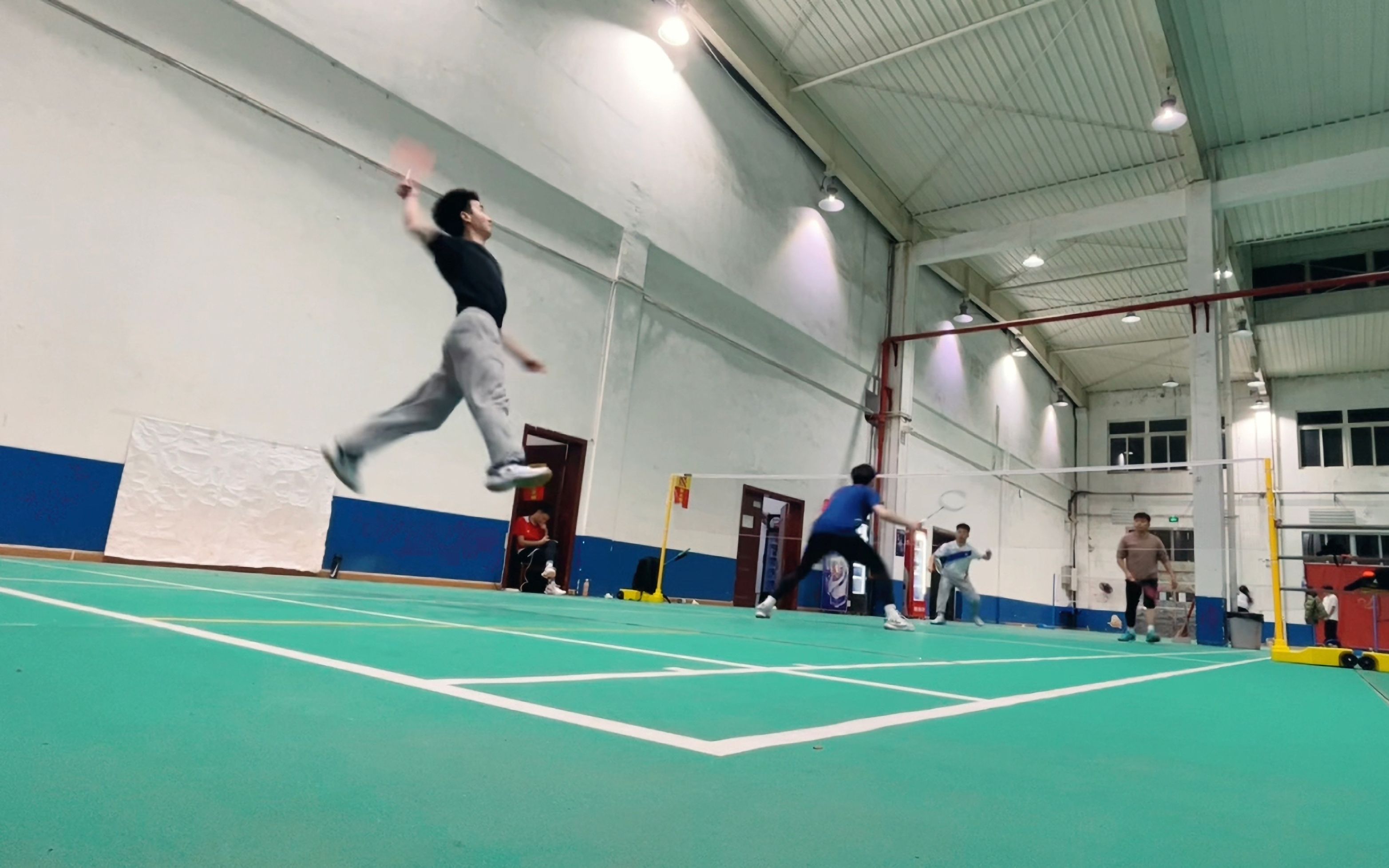 羽毛球跳杀,为什么会空中踢腿,请大家指点下