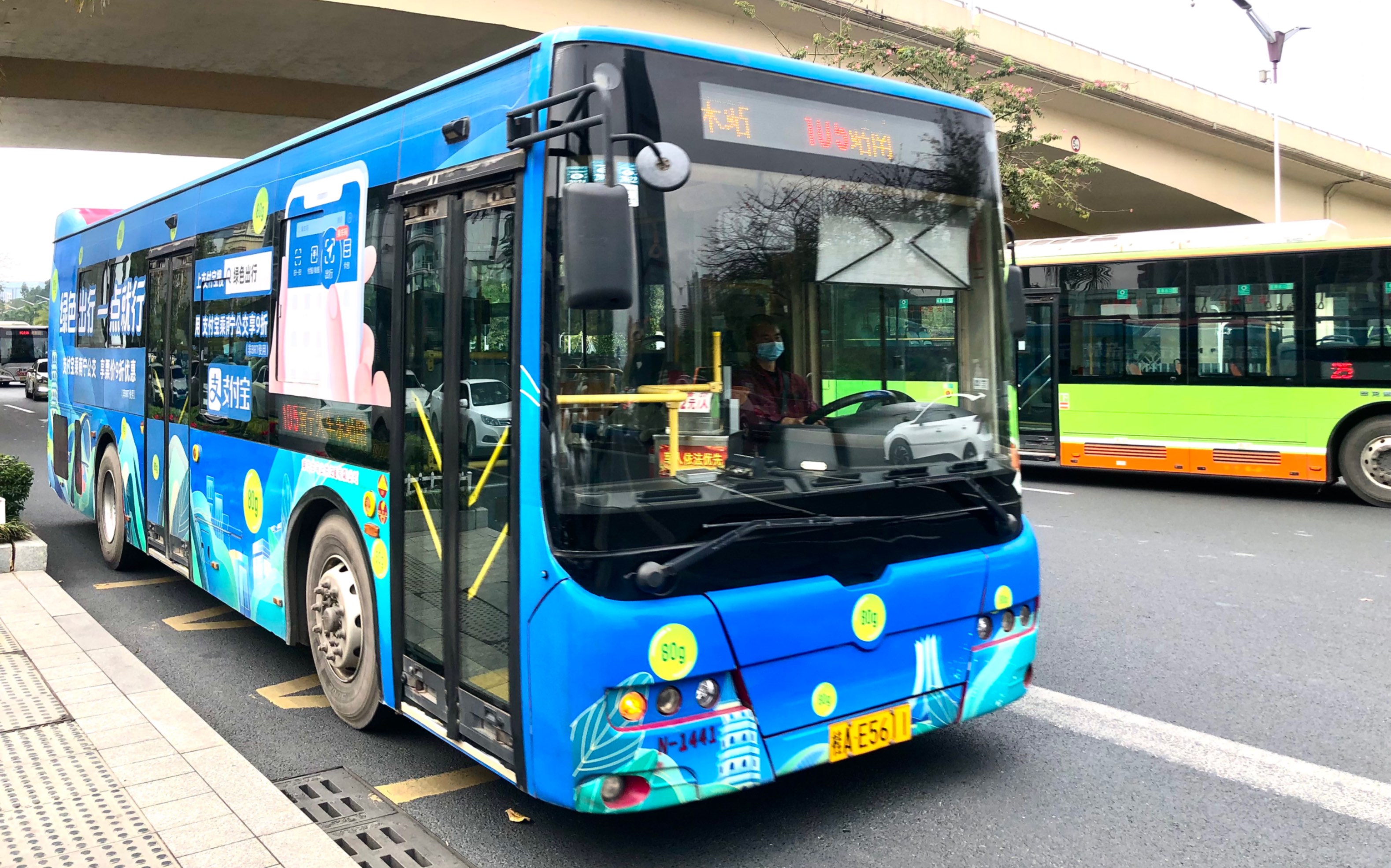 南寧白馬公交105路車,廈門金旅xml6115jheva5cn客車{(氣電)1441號車}