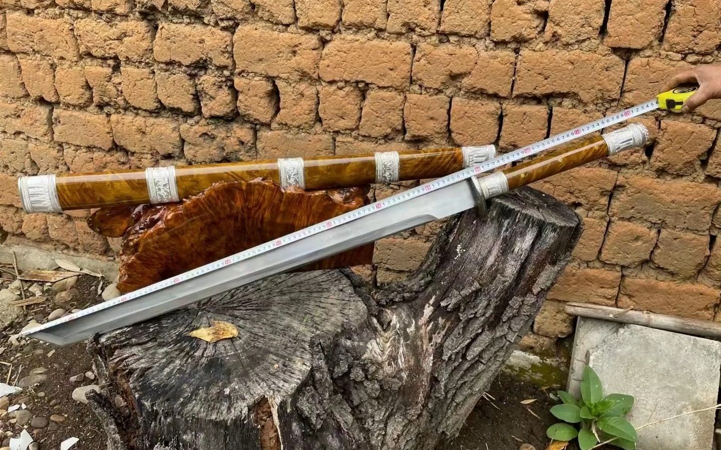 这款是实力客户定制用来收藏的极品金丝楠99纯银装大唐刀,奢华霸气