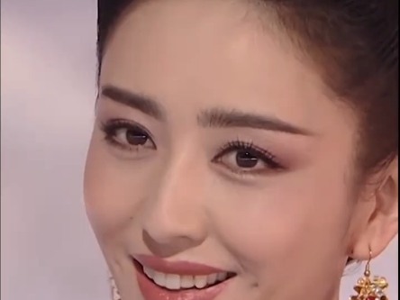 "西域女神"佟丽娅,她现在越来越有一种温婉柔美的气质了!