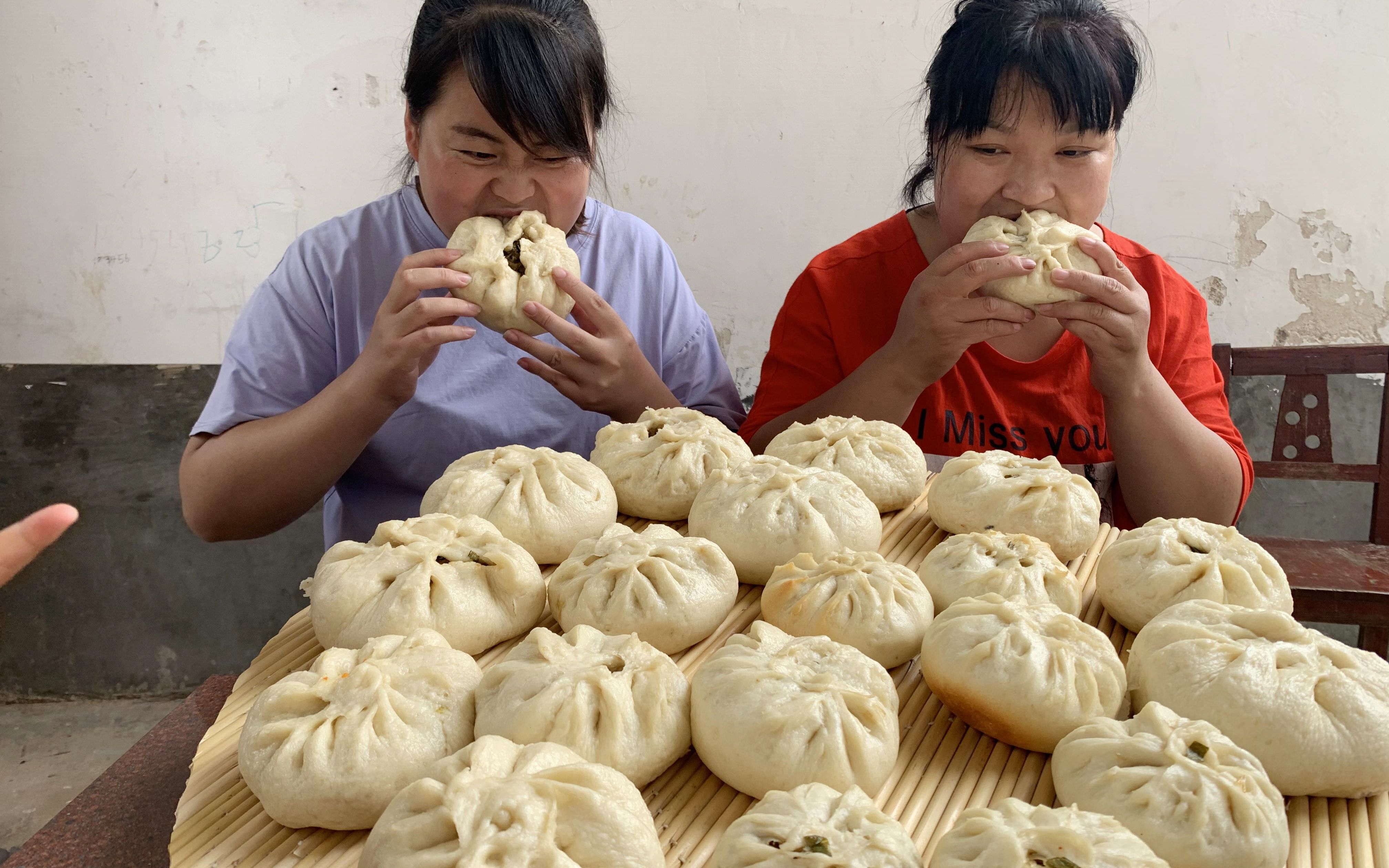 农村媳妇蒸槐花包子,地道河南美食,一口馍一口菜,这才是家味道